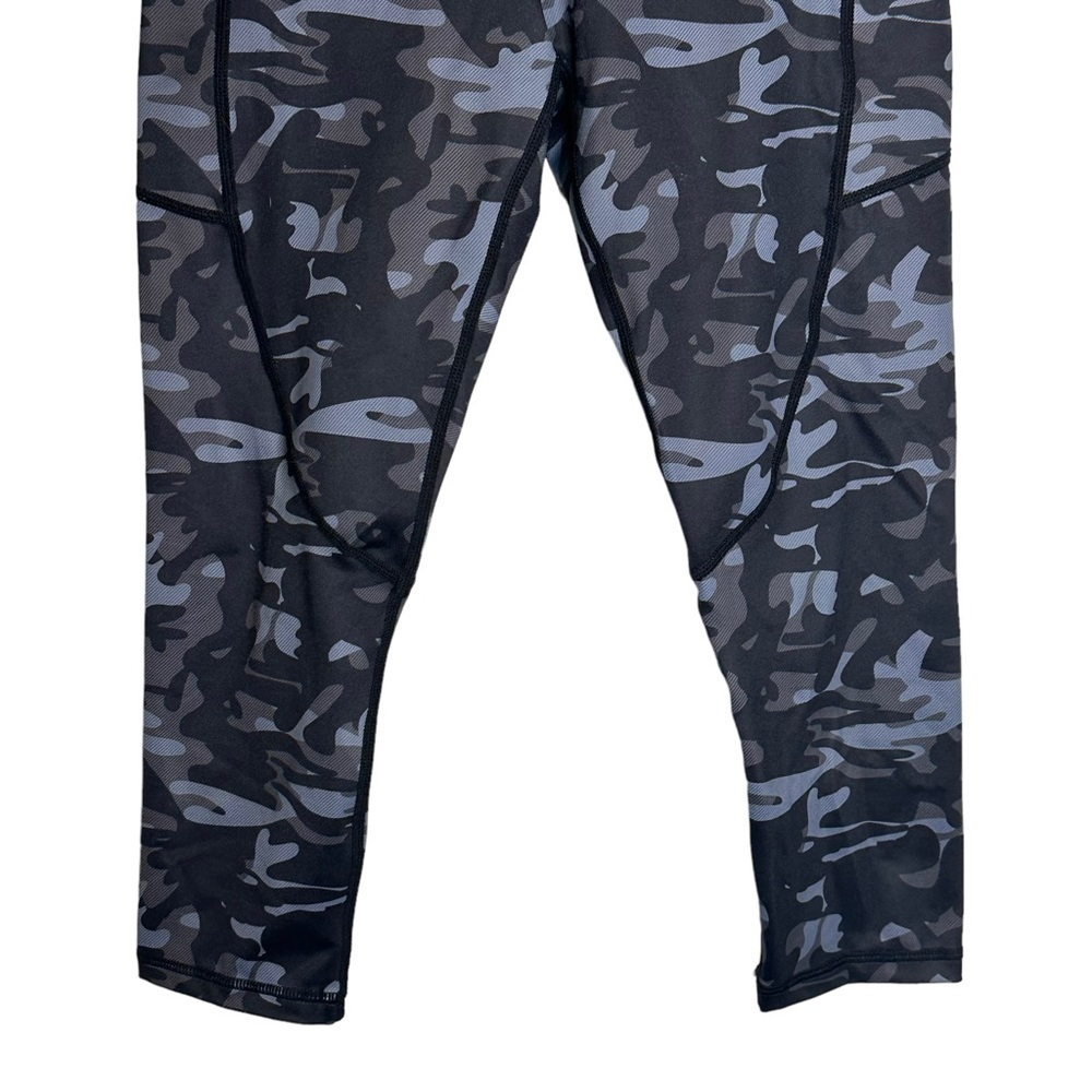 Zyia Active Light N Tight Pocket Capri Leggings Cropped Camo Print Blue Size 6-8 - Picture 4 of 8